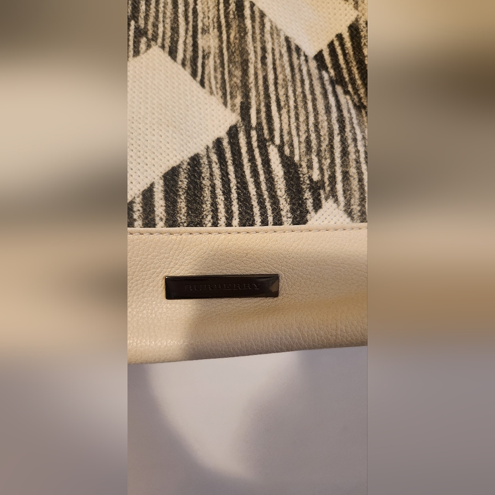LIKE NEW BURBERRY LARGE SHOULDER BAG - Picture 7 of 16